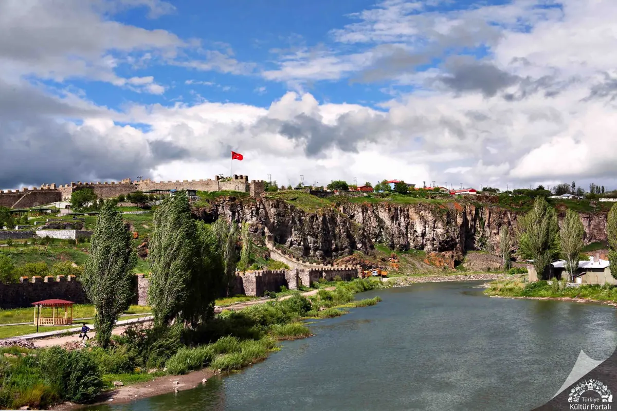 Ardahan Kalesi ve Kura Nehri