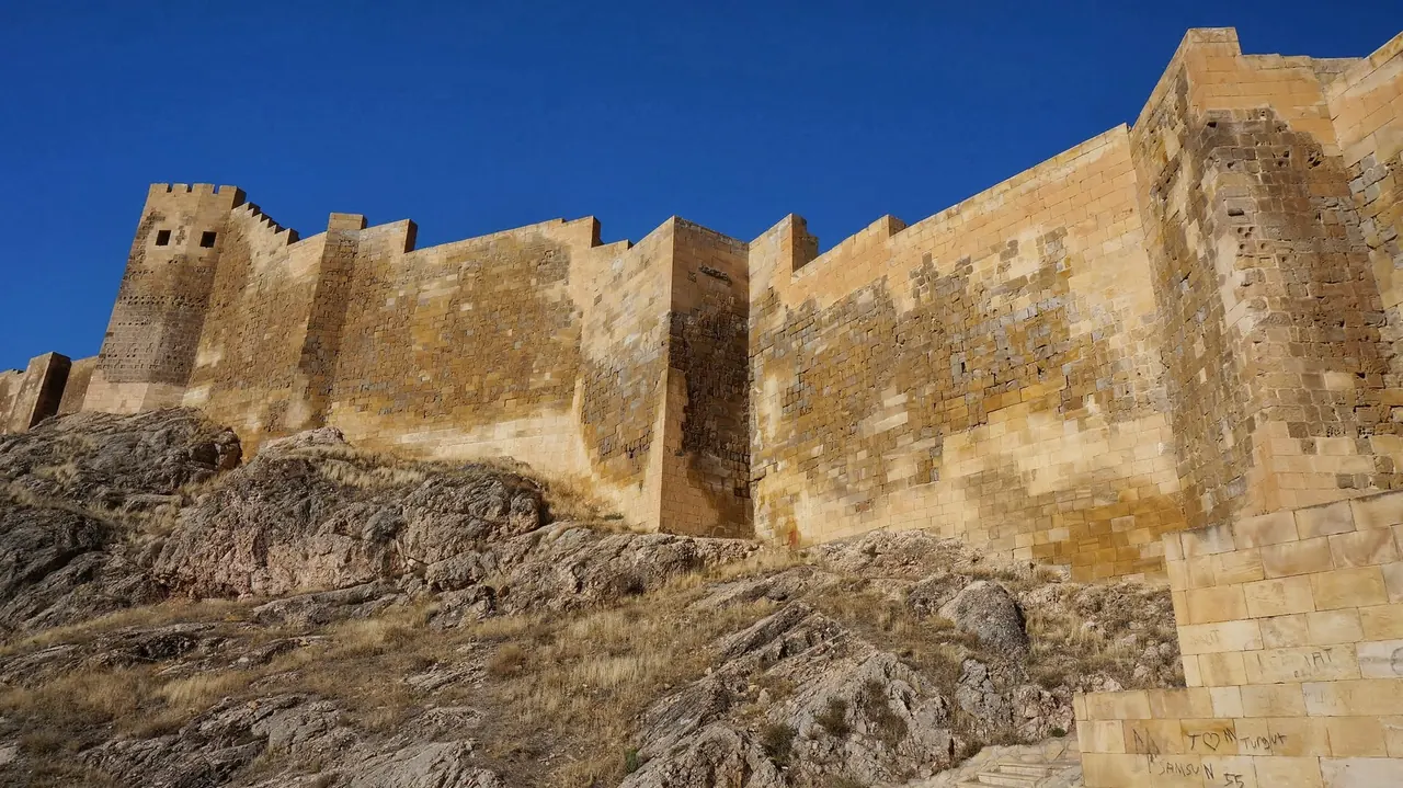 Bayburt Kalesi surları