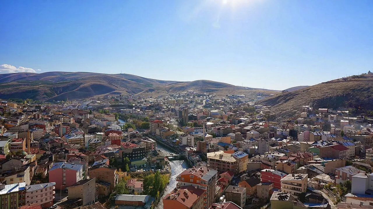 Bayburt şehir panoraması ve Çoruh