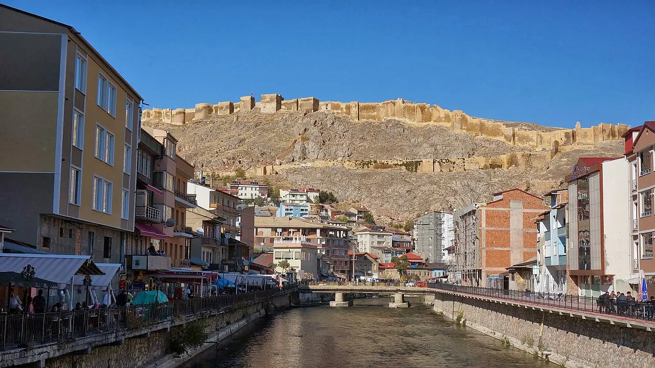 Çoruh kıyısı ve Bayburt şehir dokusu