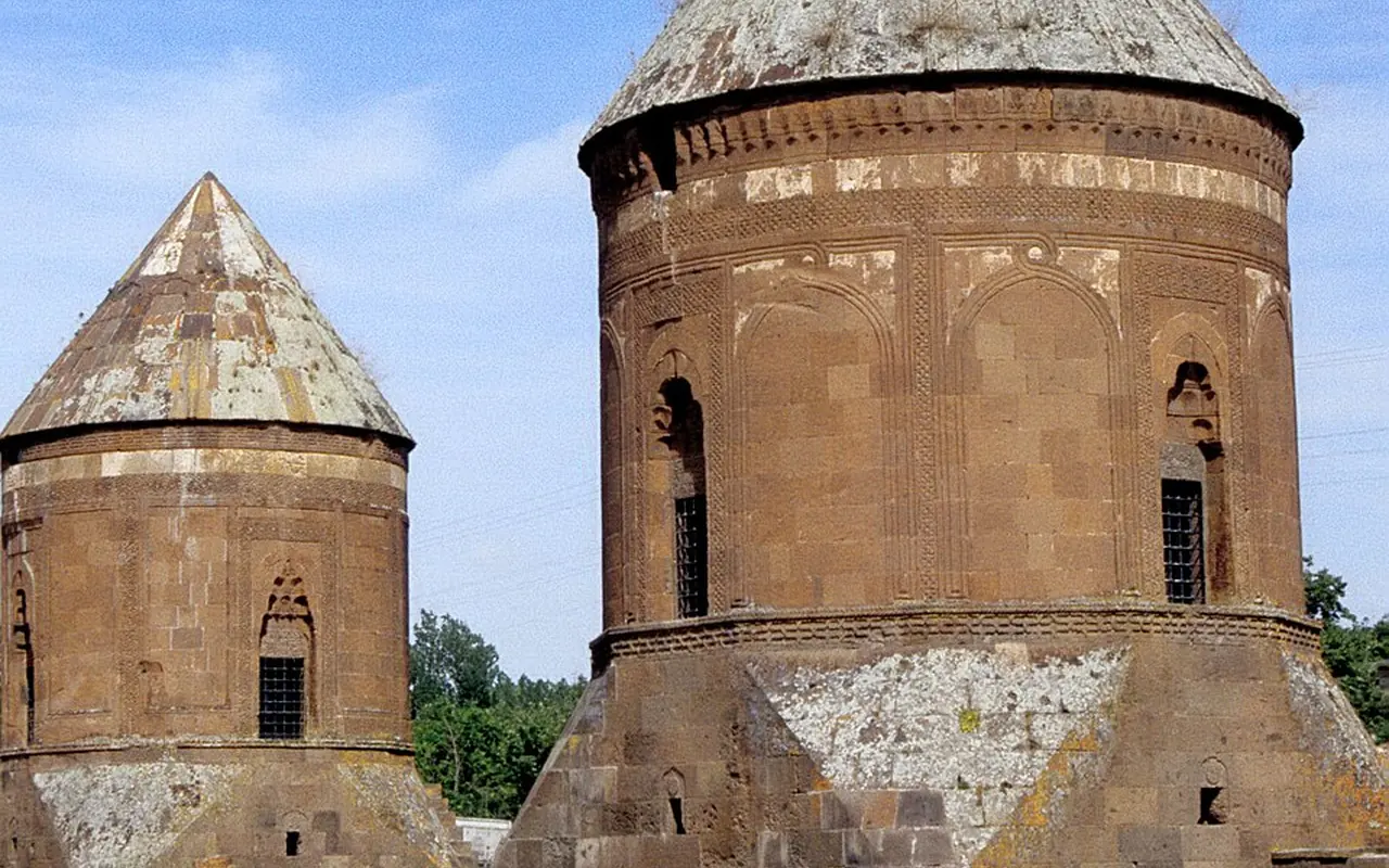 Çifte Kümbetler, Ahlat