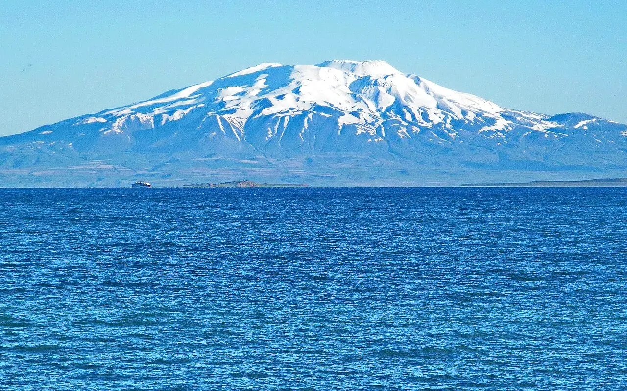 Süphan Dağı ve Van Gölü, Adilcevaz
