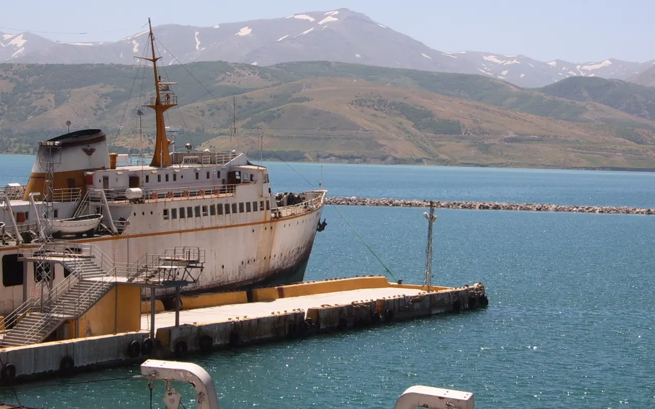 Tatvan, Van Gölü kıyısı