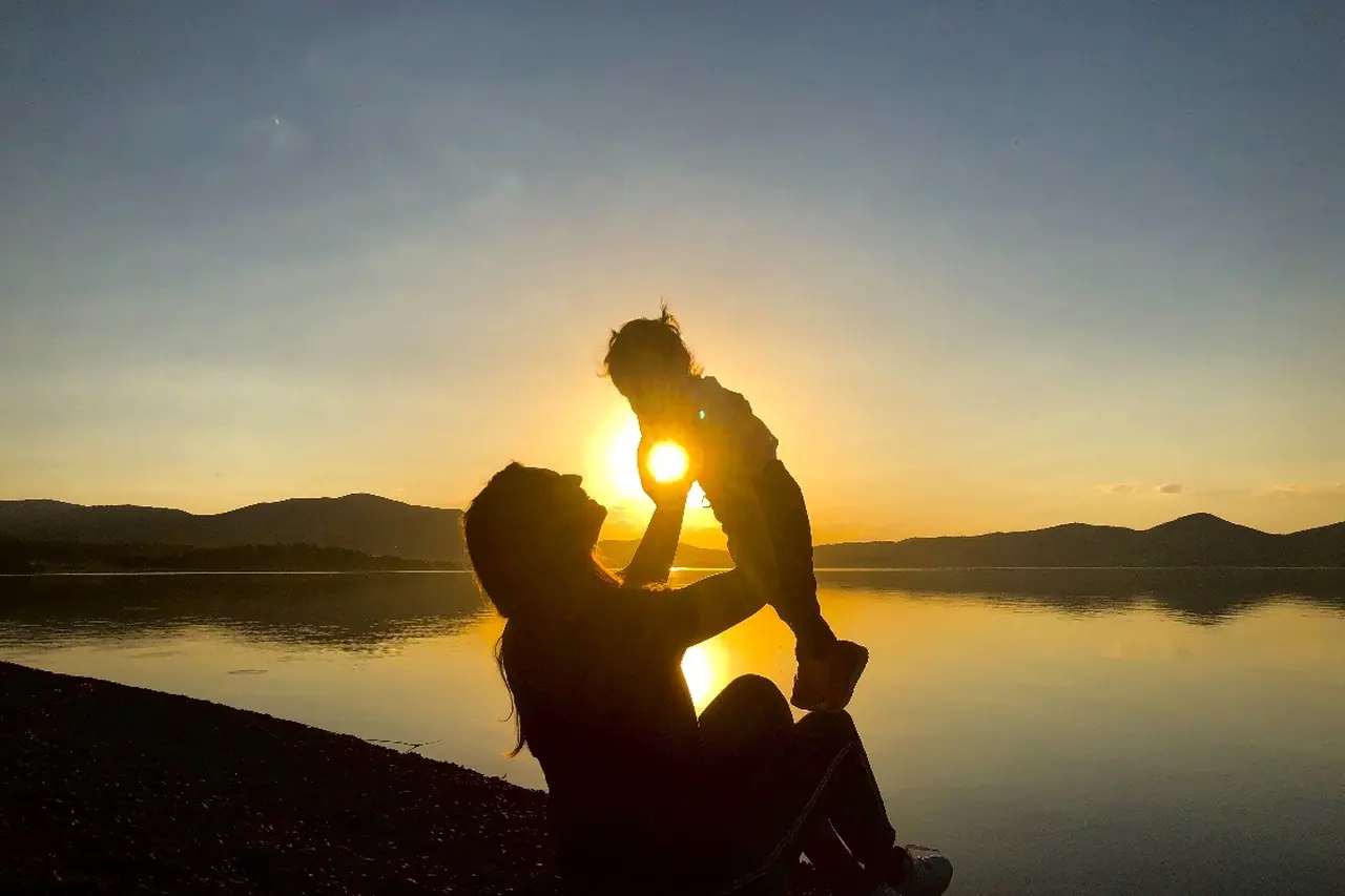 Hazar Gölü akşam manzarası, Elazığ