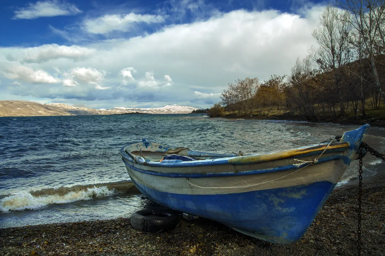 Hazar Gölü kıyısı, Elazığ