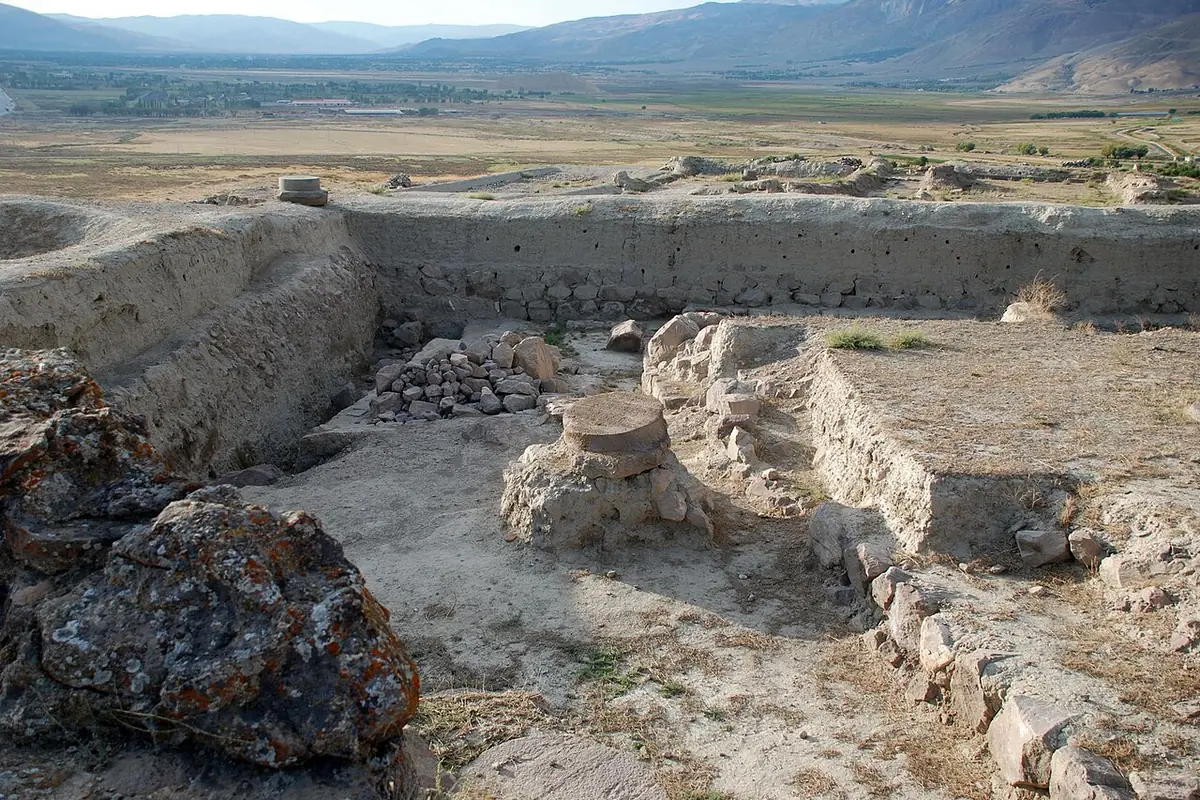 Altıntepe Apadana alanı, Üzümlü