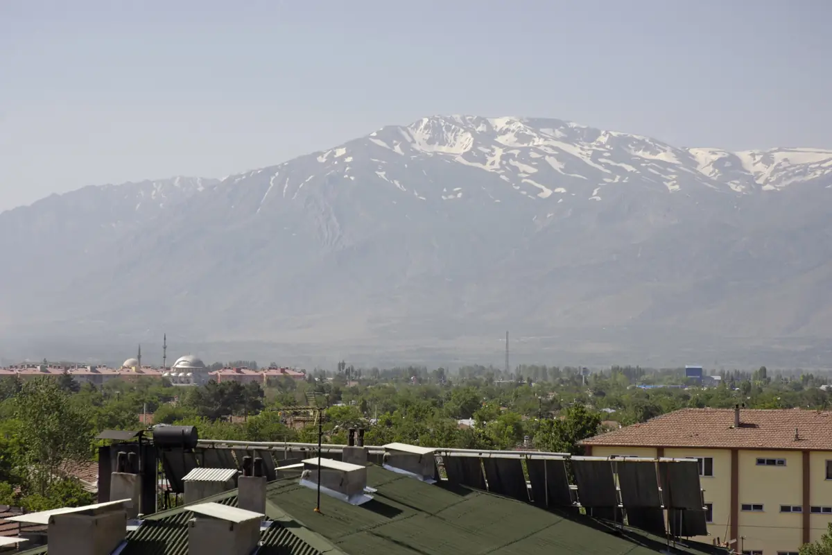 Erzincan şehir ve dağ görünümü