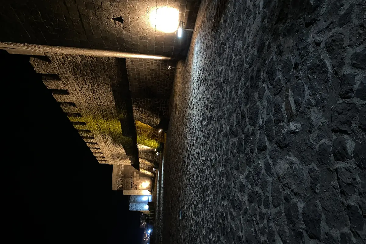 Erzurum Kalesi surları, gece
