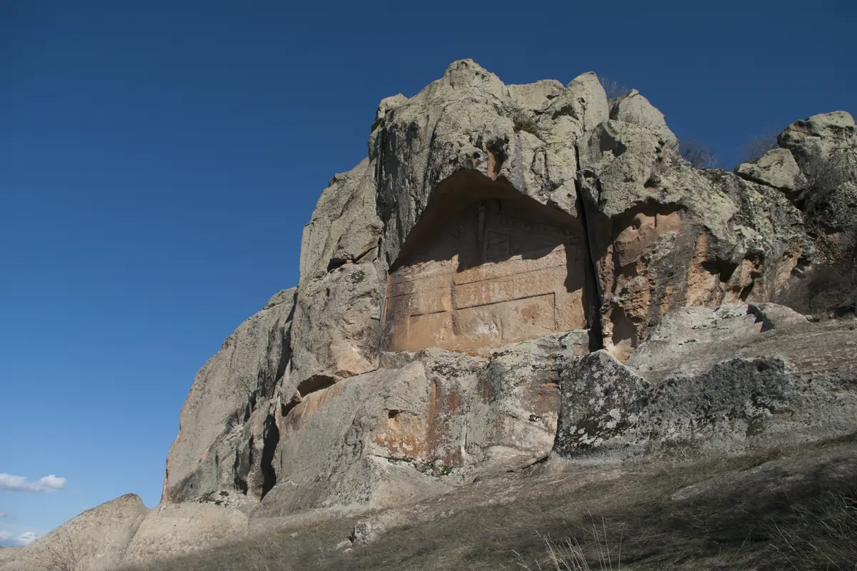 Küçük Yazılıkaya (Bitirilmemiş Anıt), Han, Eskişehir