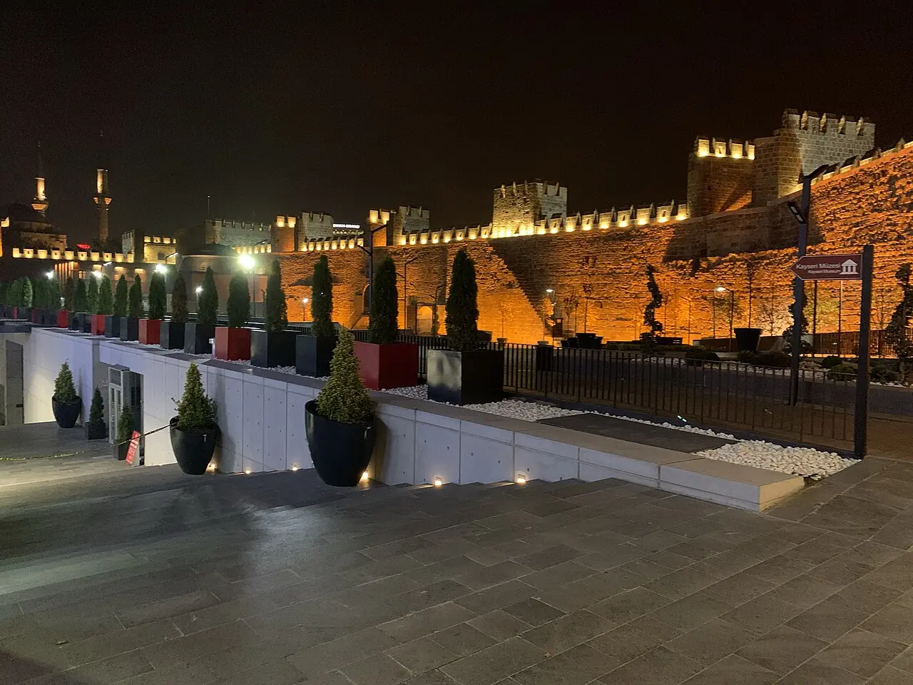Kayseri Kalesi gece görünümü
