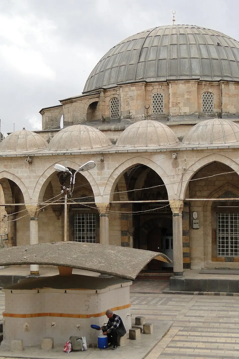 Tekke Camii avlusu, Kilis