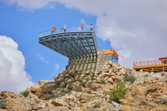Çeşnigir seyir alanı ve cam teras