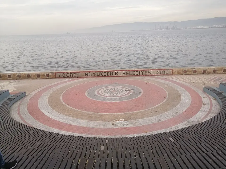 Değirmendere sahili, Gölcük