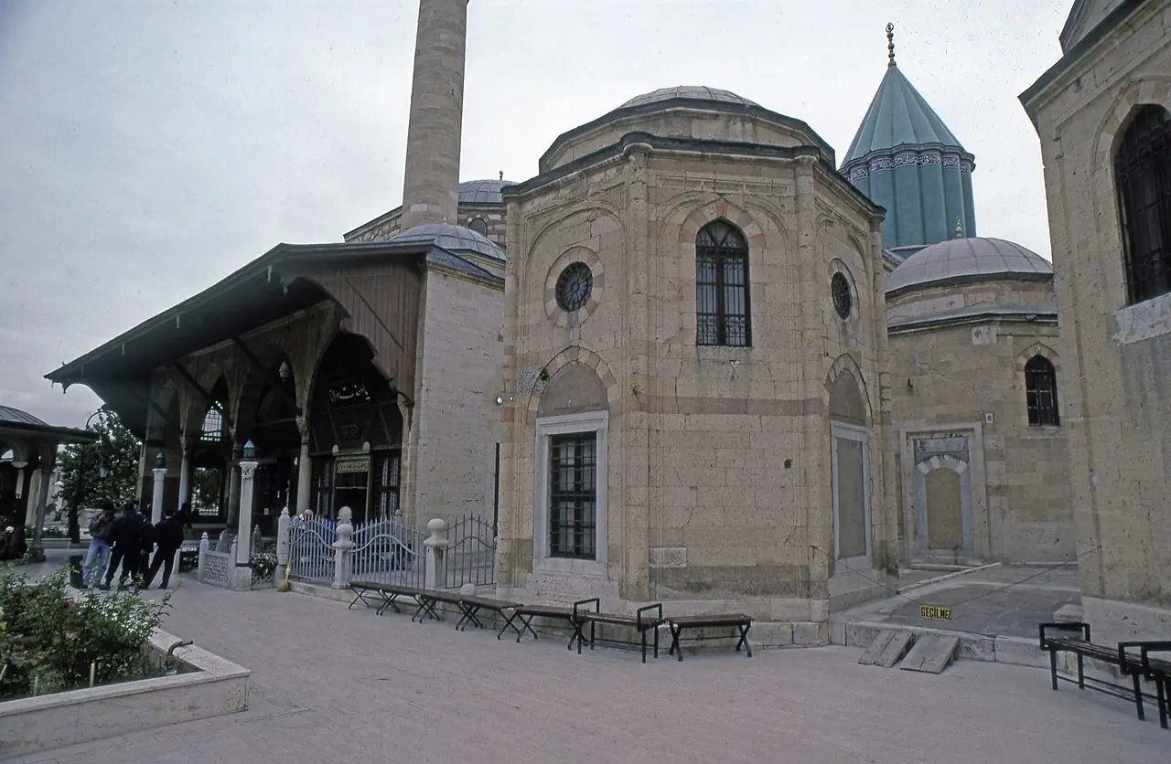 Mevlana Müzesi avlusu, Karatay