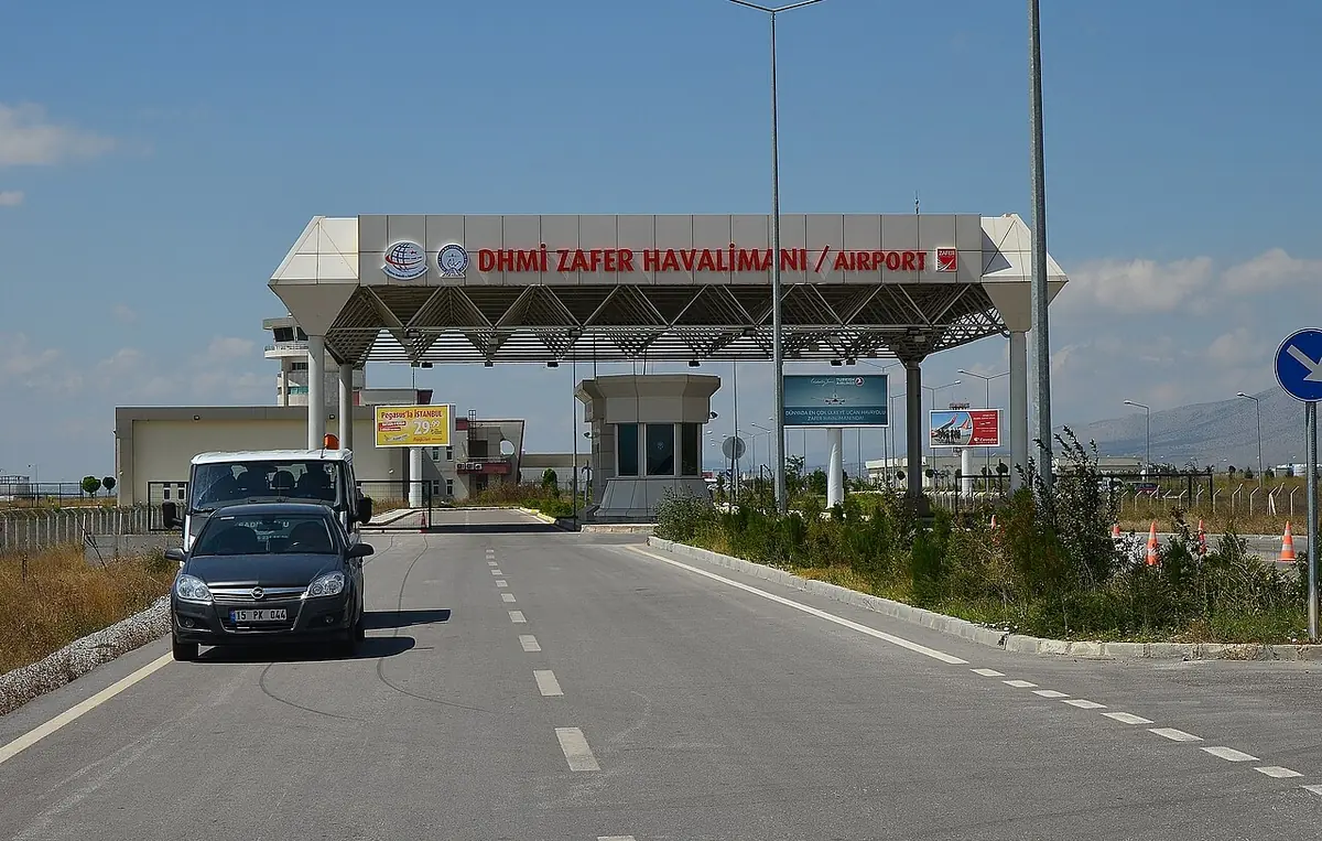 Zafer Havalimanı Girişi, Altıntaş