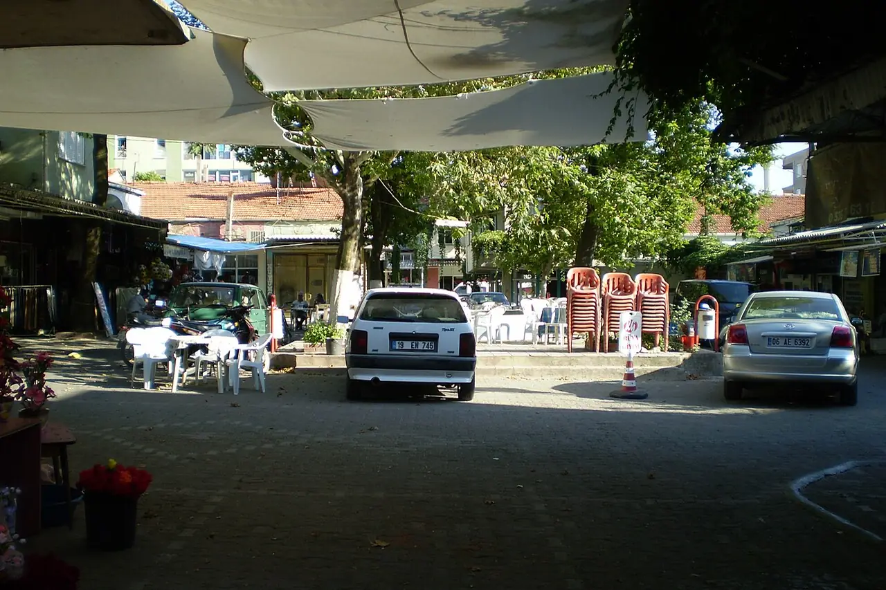 Havuzlu Çarşı, Gördes
