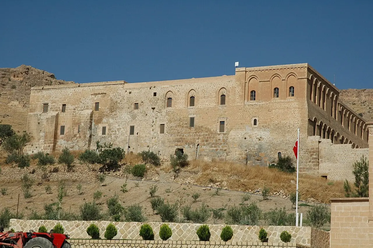 Deyrulzafaran Manastırı, Artuklu
