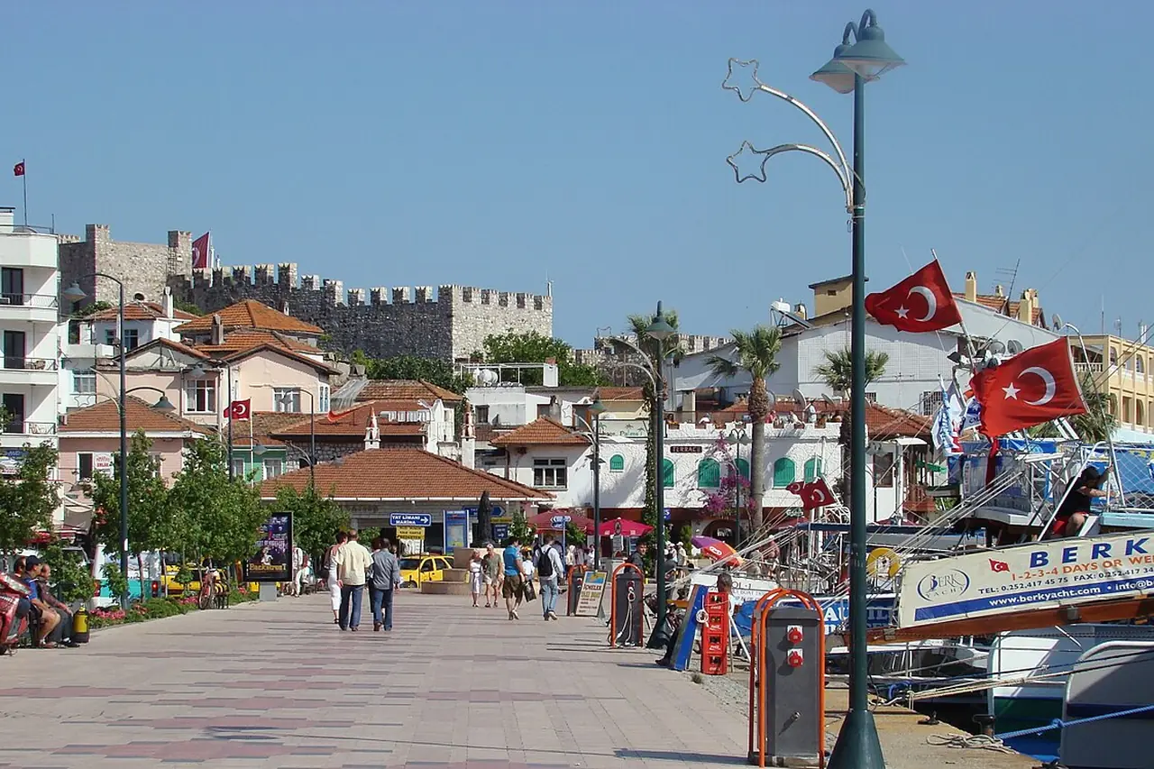 Marmaris marina ve kale çevresi