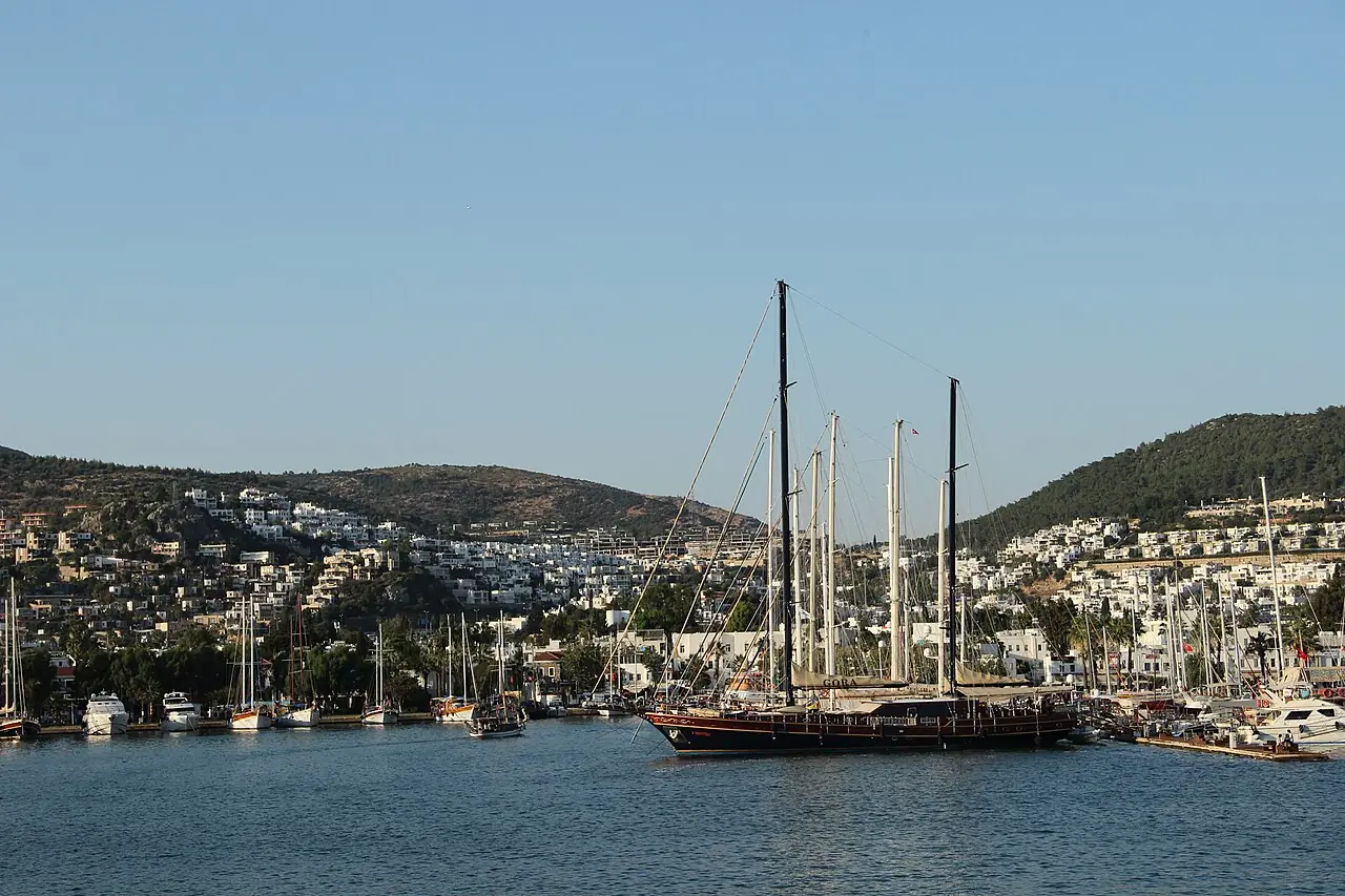 Bodrum kıyı ve marina görünümü