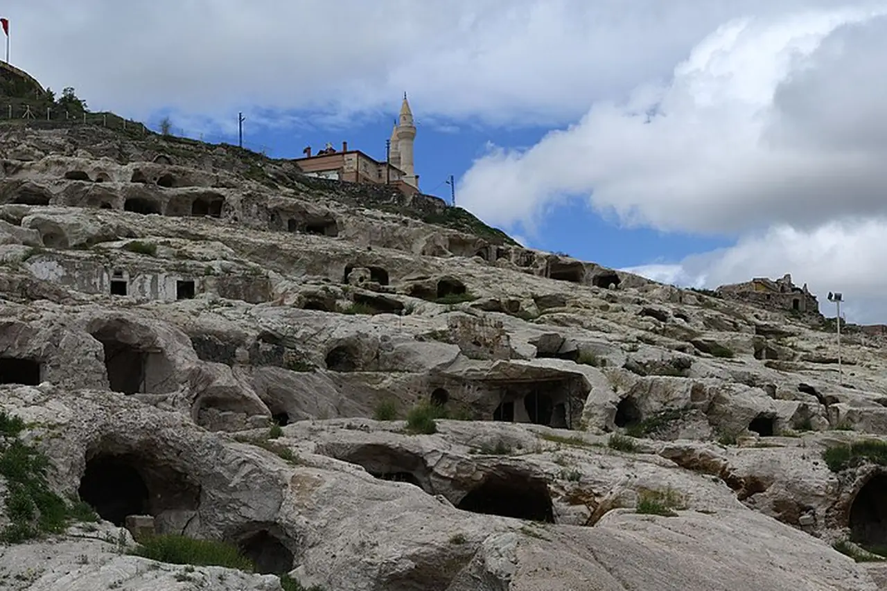 Nevşehir Kalesi ve şehir panoraması