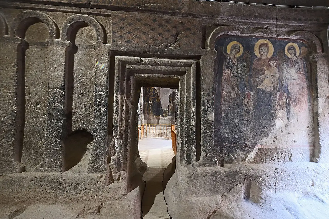 Gümüşler Manastırı iç mekânı
