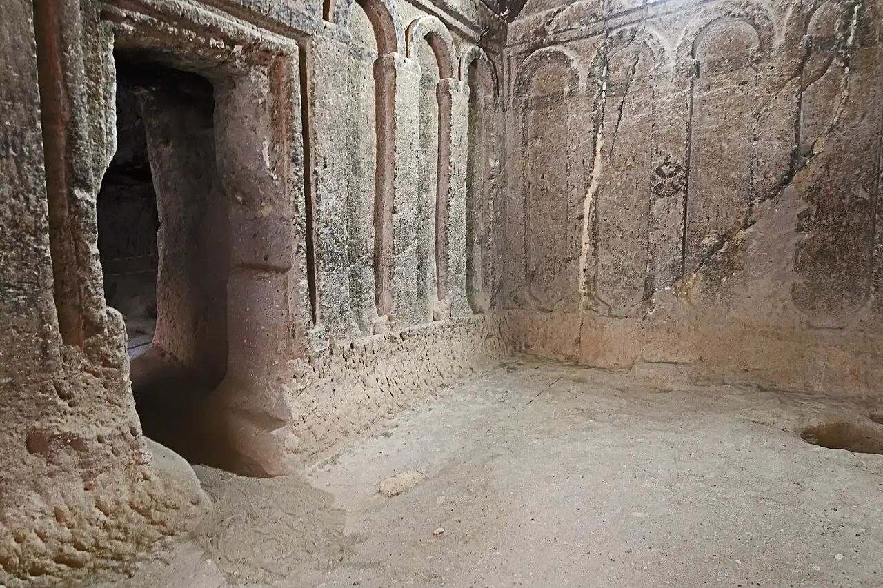 Gümüşler Manastırı nartheksi