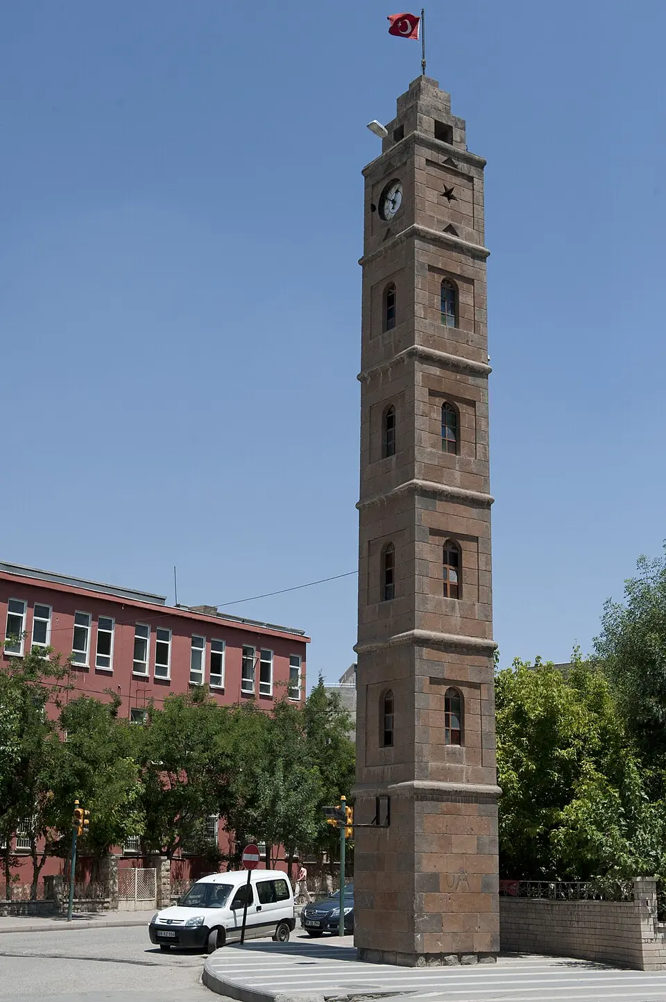 Siirt Saat Kulesi ve şehir merkezi