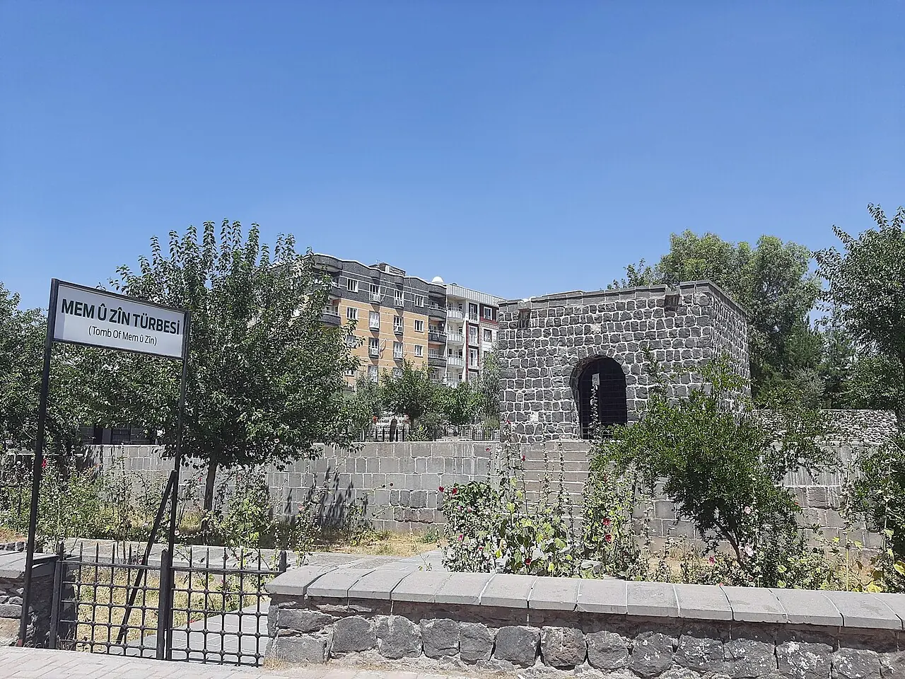 Mem û Zîn Türbesi çevresi, Cizre