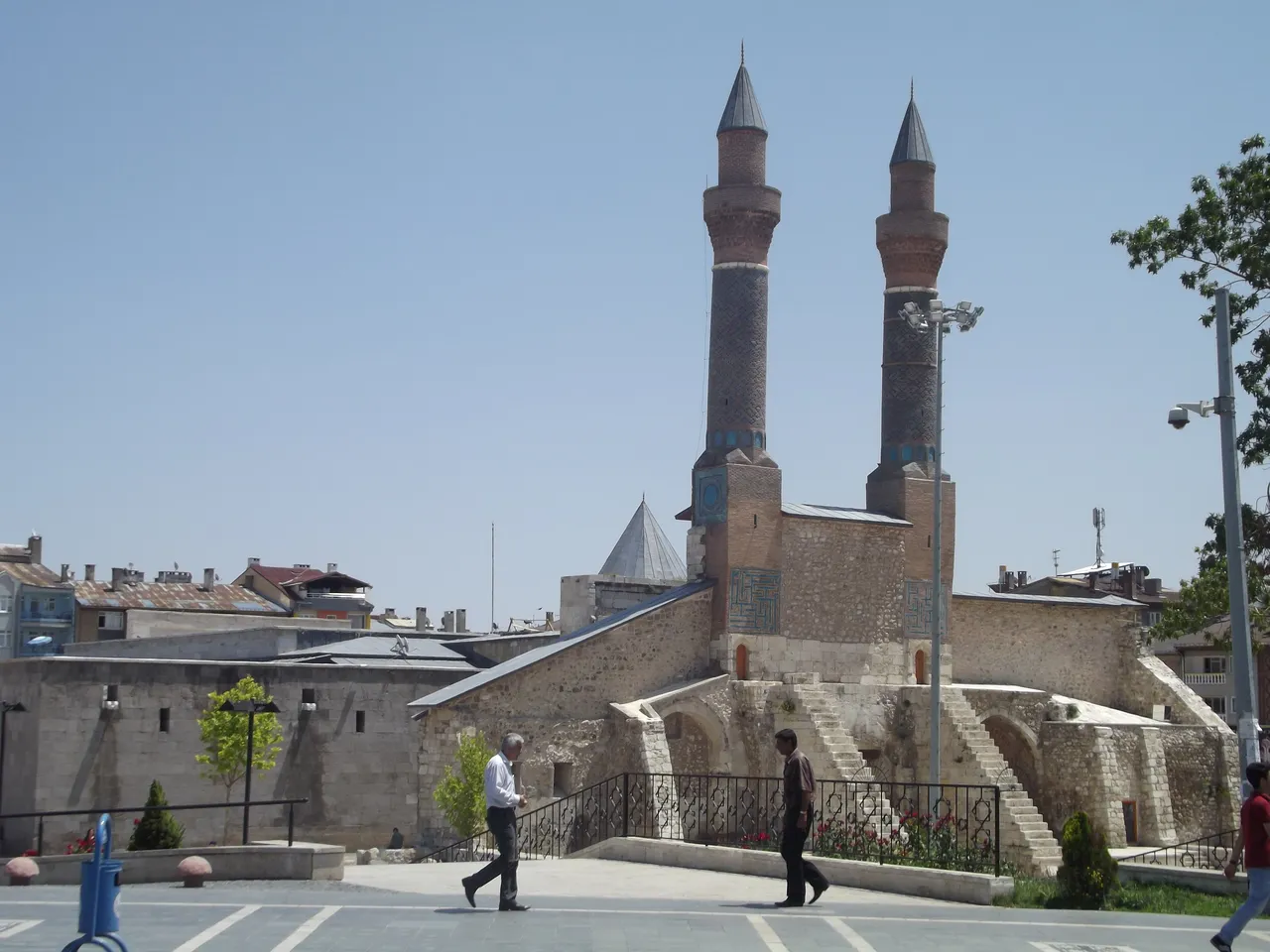 Çifte Minareli Medrese çevresi