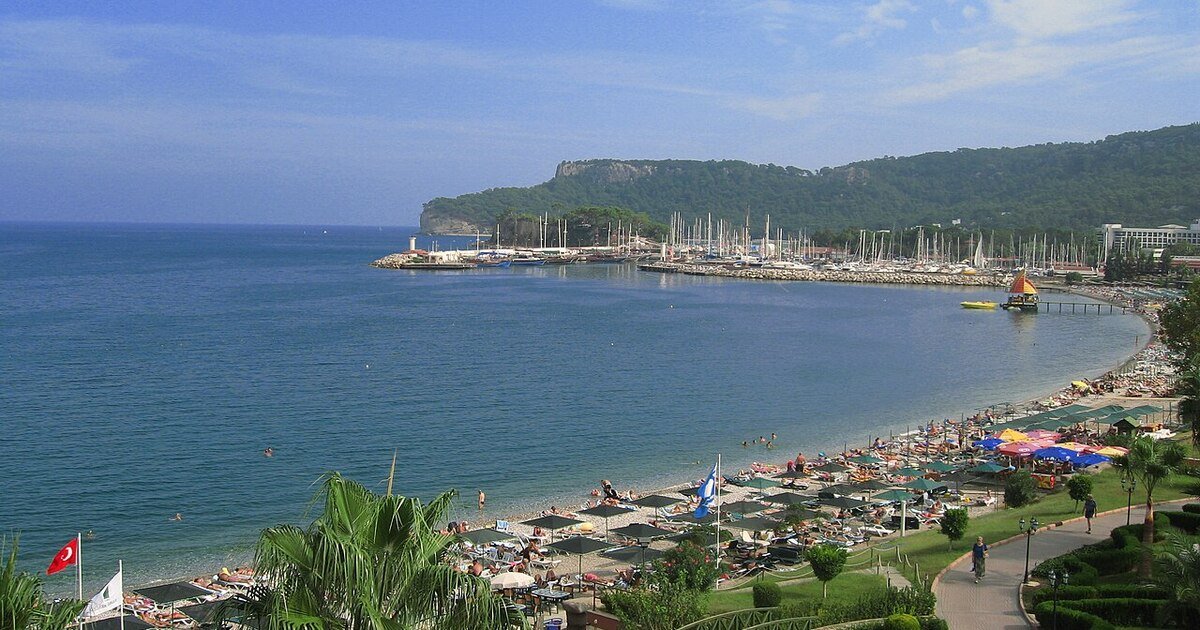 Kuşadası: Öğle Yemeği ve İçeceklerle Premium Tam Günlük Tekne Gezisi